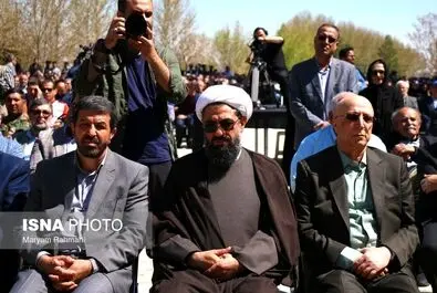 اکبر اعتماد