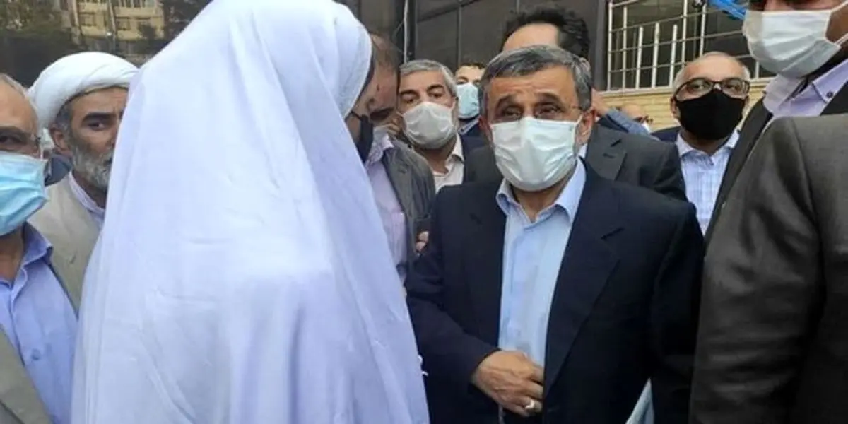 حضور یک عروس و داماد برای ثبت نام در انتخابات + عکس