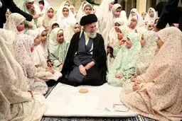 تصاویر حلقه زدن دختران دانش‌آموز دور رهبر انقلاب