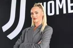 منصفانه نیست: همسرم 100هزار برابر من پول می‌گیرد