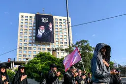 انصارالله: امام خامنه‌ای نماد ایستادگی در دل‌های ایرانیان و آزادگان امت است