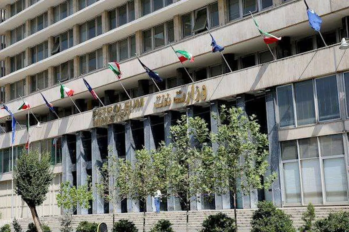 یک زن در وزارت نفت حکم سرپرستی گرفت 