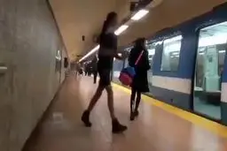 طنز مرد دیوانه در مترو؛ توقف قطار با دست