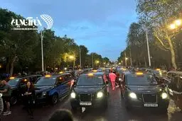 ادای احترام تاکسی‌های معروف لندن به ملکه الیزابت دوم