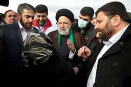 تصاویر دیدار رئیس‌جمهور با مردم زلزله‌زده خوی