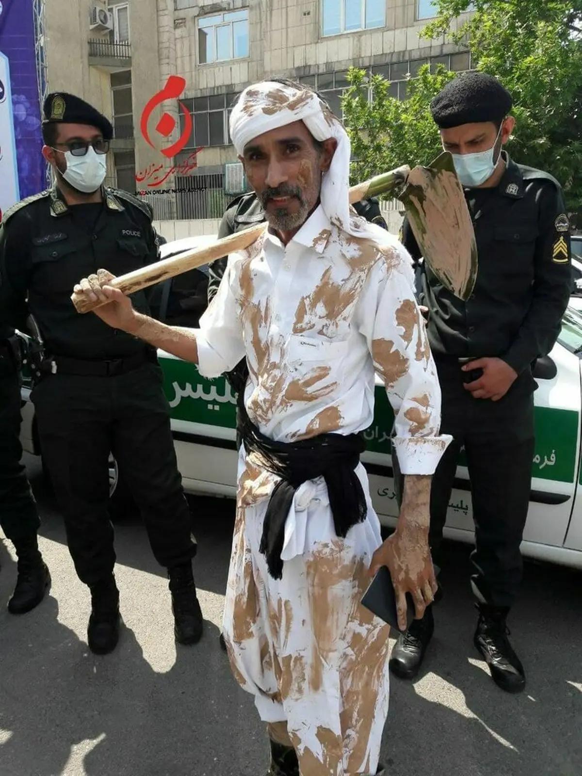 عکس آن مرد با گلنگ آمد،مردی از جنس مردن