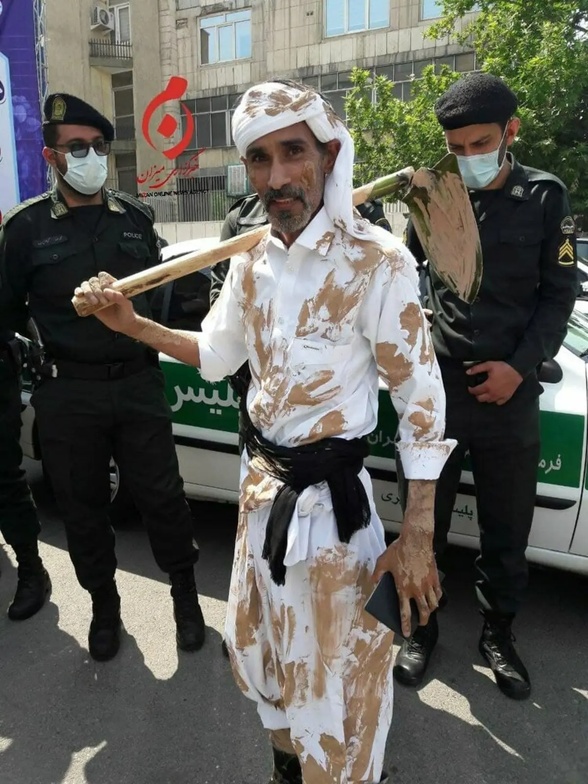 عکس آن مرد با گلنگ آمد،مردی از جنس مردن
