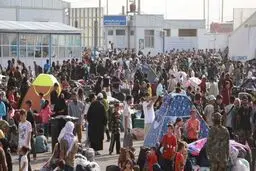 بازگشت بی سابقه مهاجران افغان از ایران + عکس