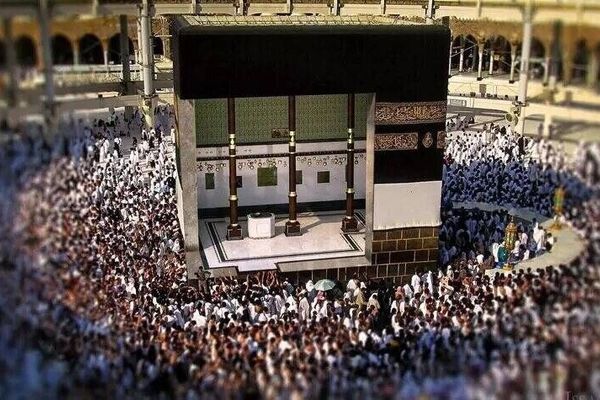  لباس احرام بر تن کعبه