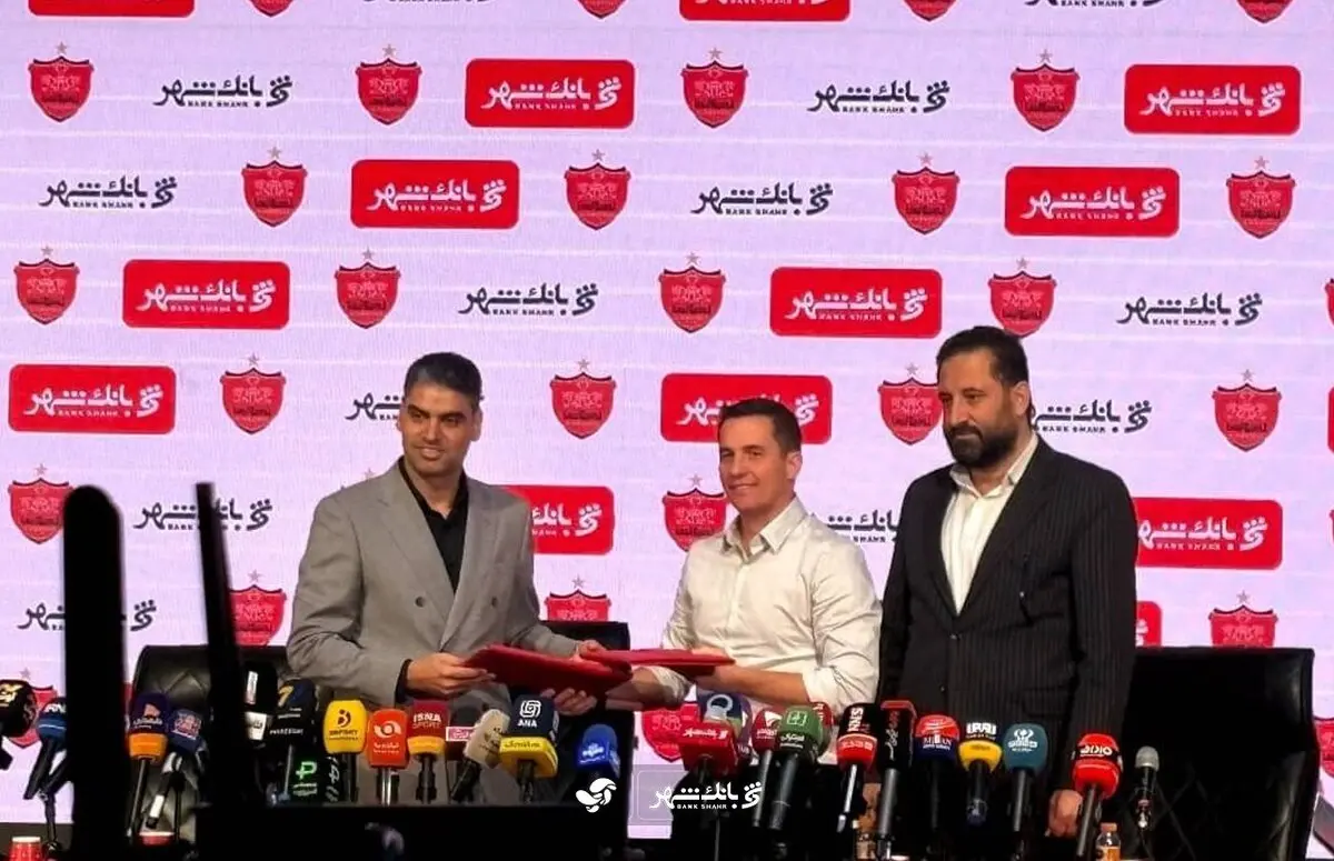 لحظه امضای قرارداد اوسمار ویرا با پرسپولیس در مراسم معارفه
