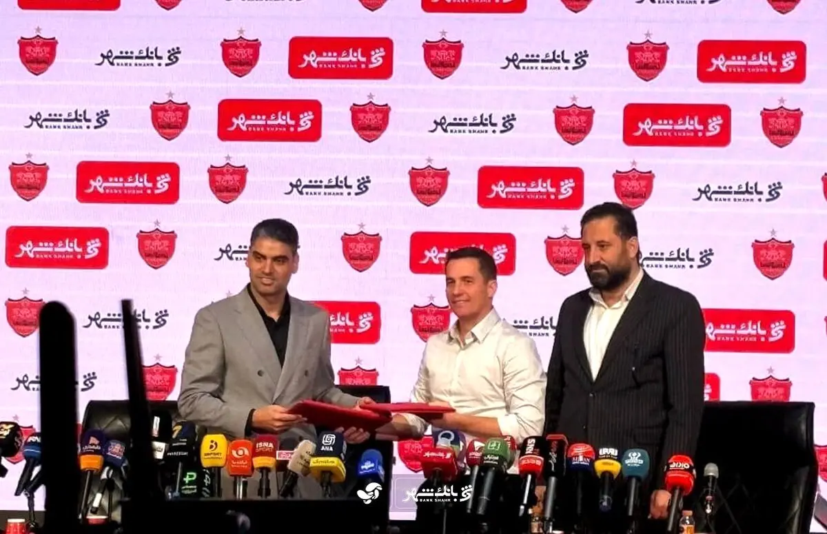 لحظه امضای قرارداد اوسمار ویرا با پرسپولیس در مراسم معارفه