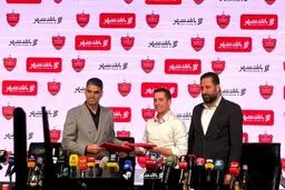 لحظه امضای قرارداد اوسمار ویرا با پرسپولیس در مراسم معارفه