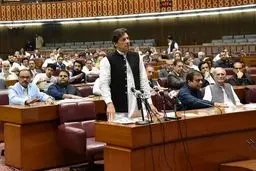 استقبال آفتابه‌ای در مجلس پاکستان