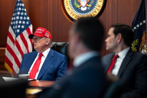 تصاویر ترامپ و افسران در حال دیدن بمباران ایران