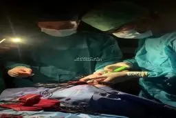 ببینید عمل جراحی خطرناک با نور موبایل در غزه