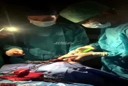 ببینید عمل جراحی خطرناک با نور موبایل در غزه