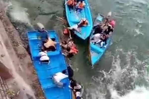  لحظه نفس‌گیر غرق شدن قایق گردشگری در چشمه بل پاوه
