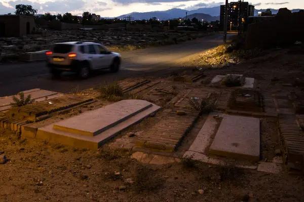  بیرون زدن اجساد بعد از بارندگی در قبرستان لافت قشم + فیلم