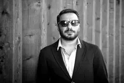 عکس نوید محمد زاده و حیوان خانگی اش 