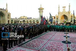 تصاویر تعویض پرچم گنبد حرم حضرت معصومه (س)
