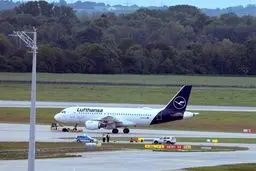 معترضان اقلیمی باند فرودگاه مونیخ را مسدود کردند