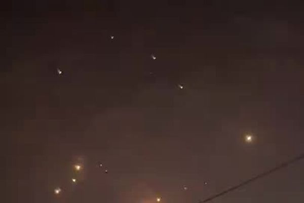 الله و اکبر گفتن لبنانی ها با عبور موشک های ایران