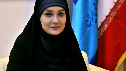 انتقاد مژده خنجری مجری تلویزیون از پاریس به زبان فرانسوی