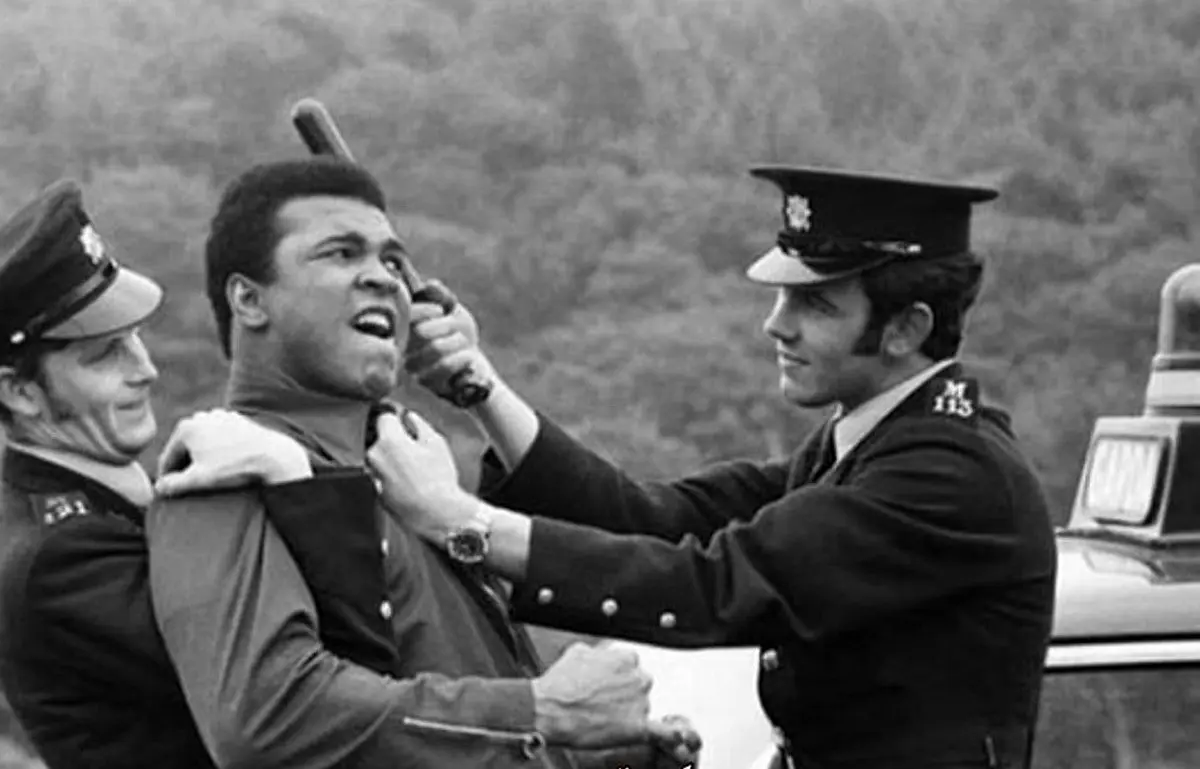  وقتی محمدعلی کلی حاضر نشد به جنگ ویتنام برود|عکس:درگیری با ماموران