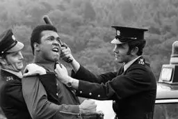  وقتی محمدعلی کلی حاضر نشد به جنگ ویتنام برود|عکس:درگیری با ماموران