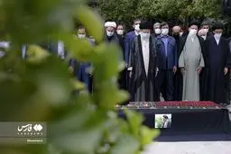 اقامه نماز رهبر انقلاب بر پیکر حجت‌‌‌الاسلام دعائی