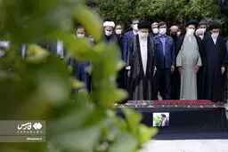 اقامه نماز رهبر انقلاب بر پیکر حجت‌‌‌الاسلام دعائی