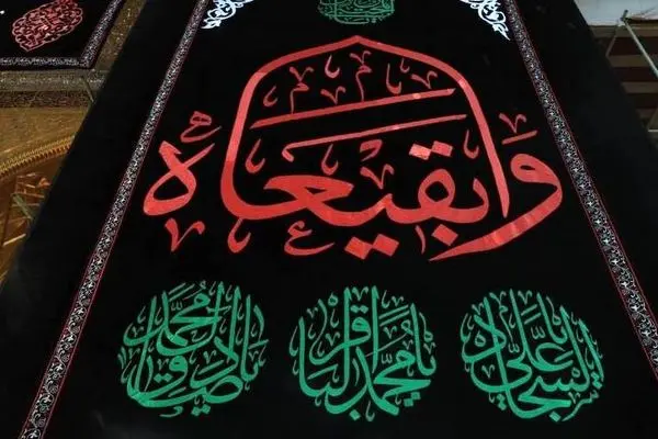 لحظات تعویض پوشش ضریح مطهر حضرت امام حسین (ع)