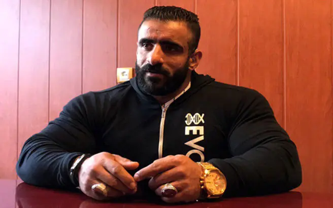 احترام نظامی هادی چوپان به پرچم ایران 