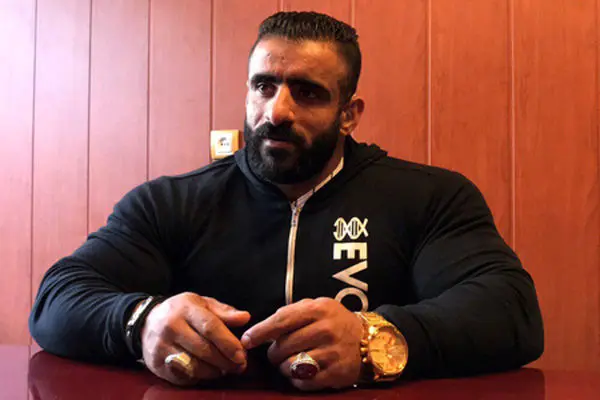 احترام نظامی هادی چوپان به پرچم ایران 