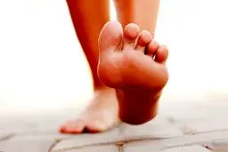 با پای برهنه بدوید!
