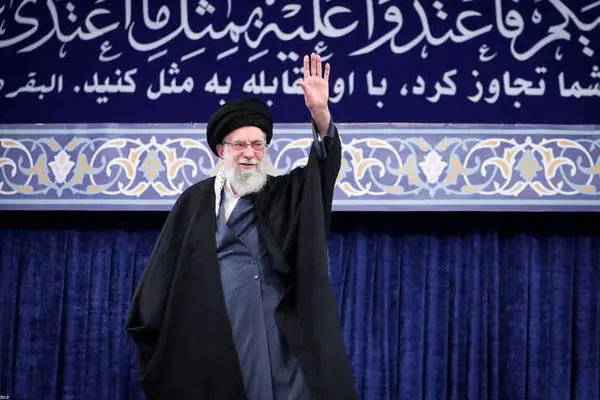 تندیس مشت‌ گره‌کرده رهبر شهید در میدان انقلاب + فیلم