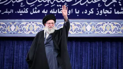 تندیس مشت‌ گره‌کرده رهبر شهید در میدان انقلاب + فیلم