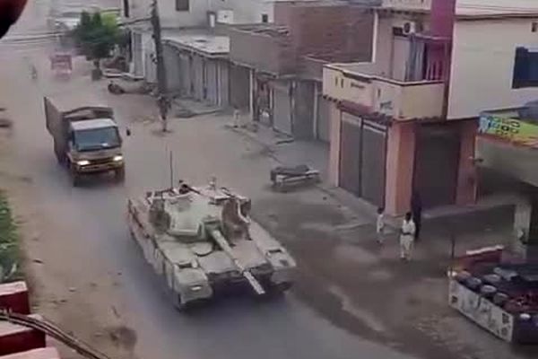 حرکت تانک‌های پاکستانی در مسیر مرز هند