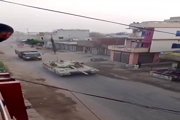 حرکت تانک‌های پاکستانی در مسیر مرز هند