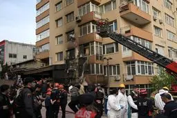 لحظه فرار مامور آتش نشانی از حمله آتش سوزی مهیب در استانبول!