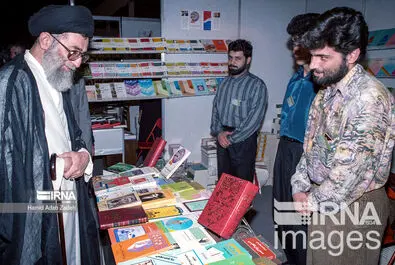 رهبری در نمایشگاه کتاب 
