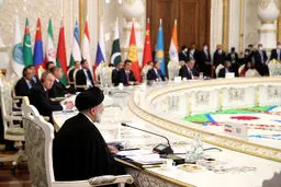 لحظه برافراشته شدن پرچم ایران در سازمان همکاری شانگهای