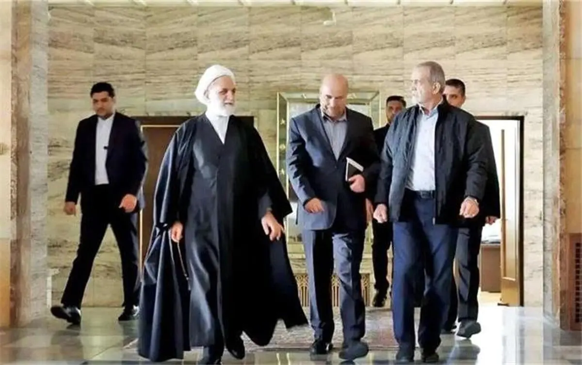 لحظه وداع سران قوا با رهبر شهید 