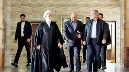 لحظه وداع سران قوا با رهبر شهید 