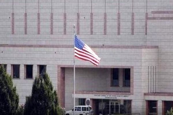 سفارت آمریکا در انگلیس به رنگ خون درآمد
