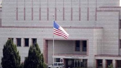 سفارت آمریکا در انگلیس به رنگ خون درآمد