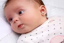 چرا سوراخ کردن گوش نوزادان کار درستی نیست؟