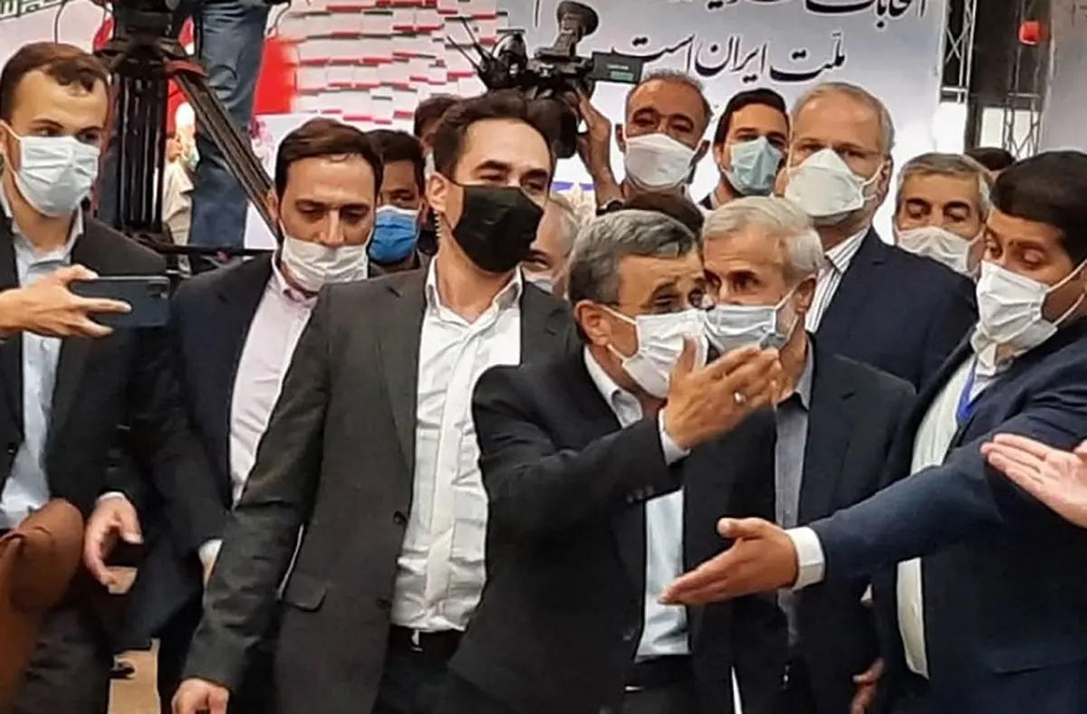 درگیری فیزیکی طرفداران احمدی‌نژاد با کارمندان وزارت کشور! + فیلم