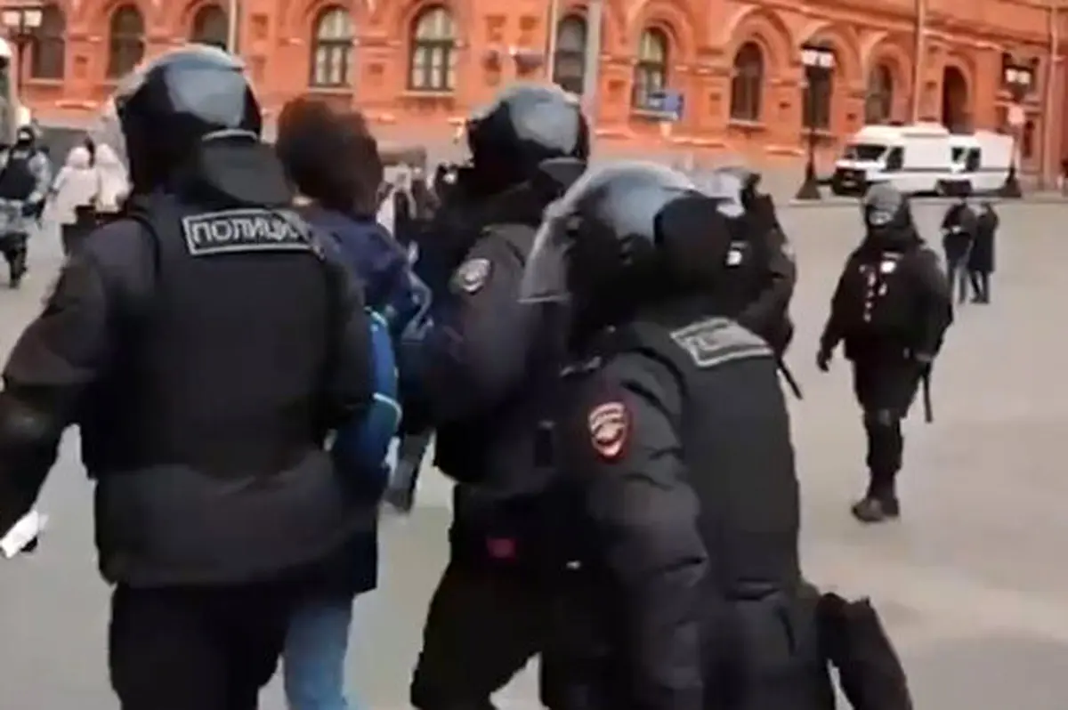 لحظه دستگیری فعال ضد جنگ روس بعد از مصاحبه