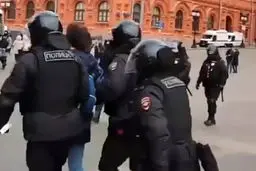 لحظه دستگیری فعال ضد جنگ روس بعد از مصاحبه